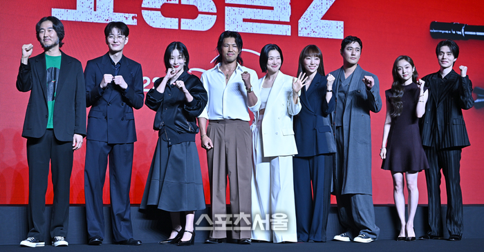[포토] 포즈 취하는 ‘킬러들의 쇼핑몰2’ 감독과 배우들