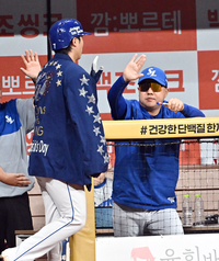 [포토]홈런 하이파이브 나누는 삼성 이재현과 박진만 감독