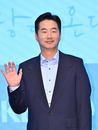 [포토]손인사 건네는 류승수