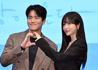 [포토]함께 하트 만들어 보이는 하석진-안희연