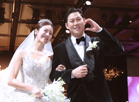 [클로즈UP] ‘주말부부’ 하주석♥김연정 결혼식...한화 김승연 회장도 화환으로 축하!