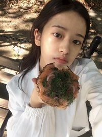‘뉴욕 일상도 화보처럼’ 아이브 안유진, 모닝빵 먹방 중 빛난 청순 비주얼