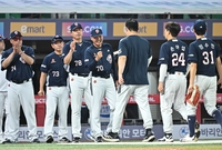 [포토]승리의 하이파이브를 나누는 두산 김원형 감독