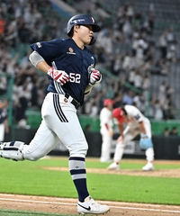 [포토]솔로홈런으로 경기 뒤집은 두산 박준순