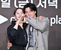 [포토] 김지훈, 김혜수 허리 꼬옥 감싸고