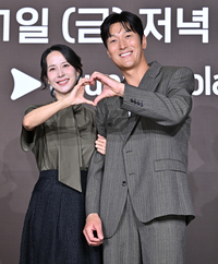 [포토] 조여정-김재철 ‘다정다감 하트’
