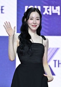 [포토]티파니 영, ‘엑스 더 리그’로 인사 드려요!