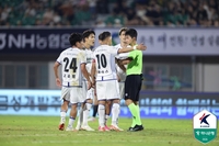그렇게 VAR에 의존하더니…도대체 왜 꼭 봐야 할 상황에 생략했나, K리그2 우승 싸움 심판이 결정한다[SS포커스]