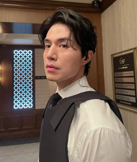 “뱀파이어설 입증”... 이동욱, 방부제 외모에 베일 듯한 턱선+직각 어깨에 ‘심쿵’