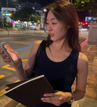 화려함 덜었더니 더 어려졌다…이연희, 민소매·청바지로 완성한 ‘반전 불혹’