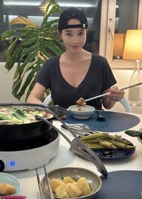 모자가 얼굴을 삼켰다…55세 김혜수, 거꾸로 쓰자 더 놀라운 소두