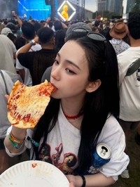 “저기 에스파 아니야?”... 카리나, 관객석 한복판서 관람 인증
