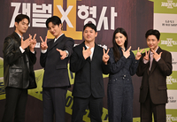 [포토] 포즈 취하는 ‘재벌X형사2’ 감독과 배우들