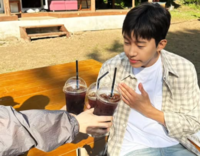 임영웅, 꾸밈없는 민낯 매력 폭발… 초록빛 자연 속 ‘청량 남신’ 여름 나기