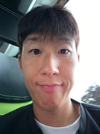 “손흥민 닮은 줄”... 손흥민, 가운 입고 ‘훈훈’ 셀카로 ‘반전’ 선사