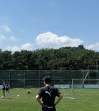 임영웅, 축구 유니폼 입고 포착…잔디 위 빛난 ‘축구 사랑’