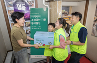 “고물가에 지친 상인에 온기”…하나금융, 명동 상권서 임직원 봉사활동