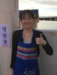‘우주떡집’ 아이브 안유진, 첫 영업 성공 이끈 일등 공신…폭우도 못 막은 긍정 에너지