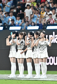 [포토]축구팬들에게 인사하는 리센느