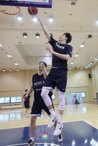 ‘한일전도 포기’ 이현중, NBA 투웨이 계약 ‘실낱 희망’…그 도전에 ‘박수’를 [SS시선집중]