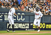 [포토]두산 박준순, 한 방에 다시 3점 리드!