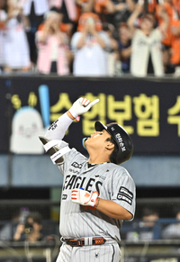[포토]솔로 홈런 한화 강백호, 하늘을 향해