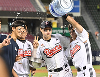 [포토]박찬호의 격한 축하 물세례는 맞는 박지훈