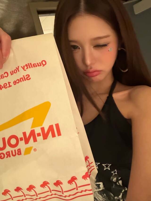 “배고파요”… ‘뼈말라’ 대표주자 장원영, 햄버거+젤리 먹방?