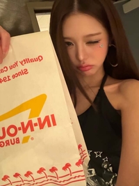 “배고파요”… ‘뼈말라’ 대표주자 장원영, 햄버거+젤리 먹방?