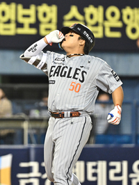 [포토]홈런 세리머니 하는 한화 강백호