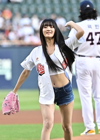 [포토]건강미 넘치는 민니의 시구