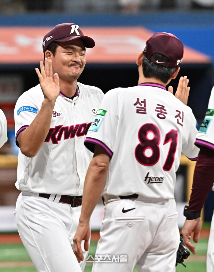 [포토]하이파이브 나누는 키움 원종현과 설종진 감독