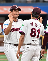 [포토]하이파이브 나누는 키움 원종현과 설종진 감독