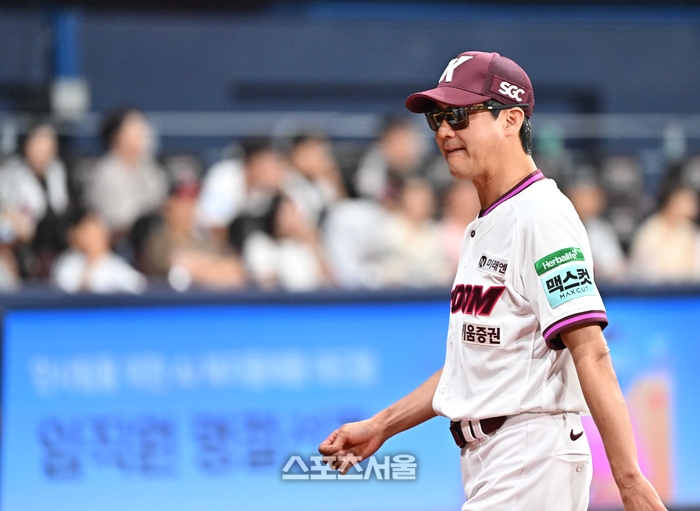 [포토]9회초 위기 맞은 키움 설종진 감독