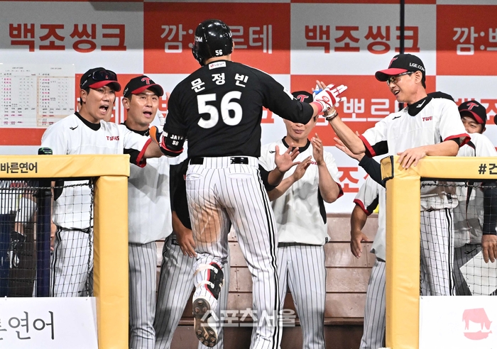 [포토]문정빈의 홈런을 축하하는 LG 염경엽 감독