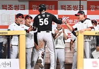 [포토]문정빈의 홈런을 축하하는 LG 염경엽 감독