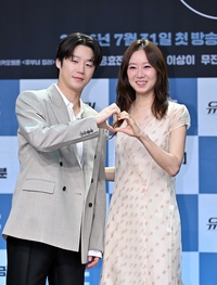공효진의 큰 그림…‘무성의 논란’ 정준원 팔짱 끼고 등장시킨 특급 배려