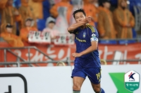 빅리그 부럽지 않다! ‘김동현 환상 중거리포’ 강원, 울산과 우중사투 끝 3-2 역전극…연패 사슬 끊고 3위 재도약 [SS현장리뷰]