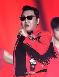 레이저 쏘고 잔디 훼손 논란…싸이 ‘흠뻑쇼’, 이번엔 프로야구 중단까지 ‘부글부글’