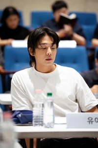 ‘장발+달라진 눈빛’ 유아인, ‘마약 혐의’ 3년 만에 복귀