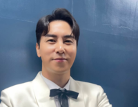 장민호, 화이트 턱시도 입고 ‘100일 축하 요정’ 변신…댄디한 비주얼 ‘시선 집중’