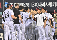 [포토]KT에 1-0 승리 거둔 LG 염경엽 감독