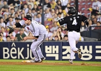 [포토]병살 유도하며 위기 넘기는 LG 케네디