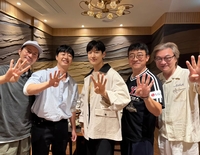 ‘모범택시4’ 암시?‘...이제훈·김의성·배유람·장혁진, 네 명의 손가락 의미 심장하네