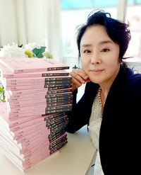 ‘1인극’ 주인공만이 쓸 수 있었던 ‘웨딩드레스’…이주화, 이번엔 작가로 독자 앞에 선다