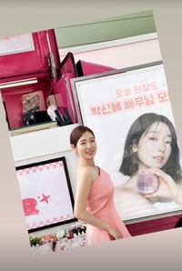 박신혜, 둘째 임신 중 촬영장 근황…핑크 원피스에 드러난 우아한 D라인