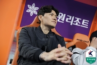 ‘경고 누적’ 벤치에 못 앉는 정경호 감독…올시즌 2차례 맞대결 우위 강원의 ‘압박’과 대전의 ‘밸런스’[현장인터뷰]