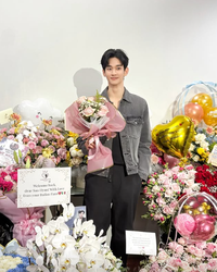 ‘꽃에 파묻힌 남자’ 김수현, 복귀 현장 인증샷 ‘활짝 핀 미소’ [★SNS]