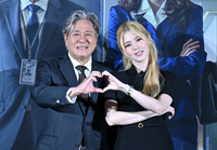 [포토] 최민식, 한소희 ‘사랑스럽게’
