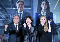 [포토] 포즈 취하는 ‘인턴’ 최민식, 김도영 감독, 한소희